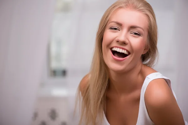 Girl smiling opening her mouth — Stock Photo, Image