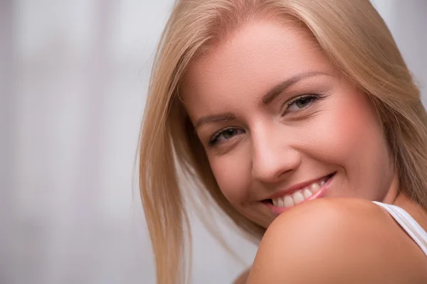 Blondes Mädchen mit grünen Augen — Stockfoto