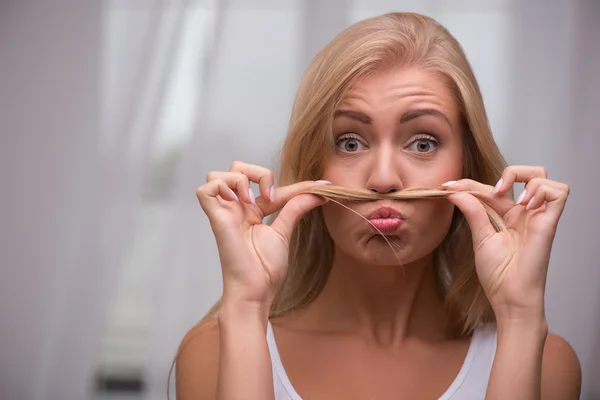 Menina segurando o cabelo como bigode — Fotografia de Stock