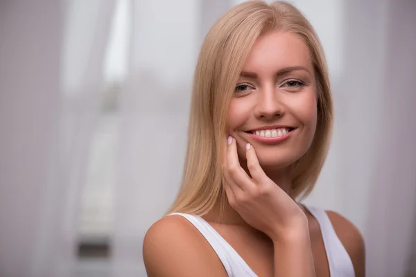 Chica tocando su cara — Foto de Stock