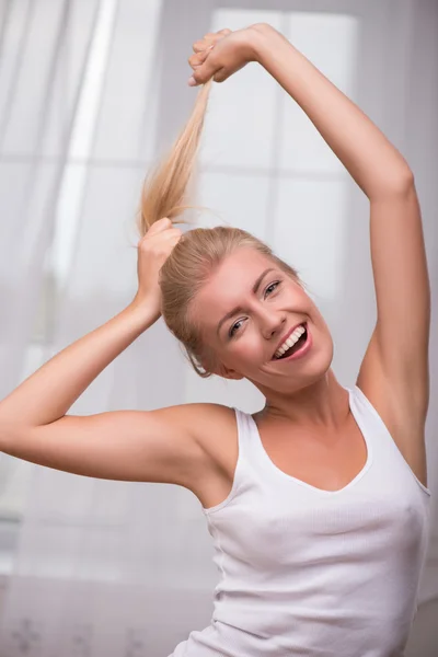 Chica sosteniendo su cabello con la mano —  Fotos de Stock