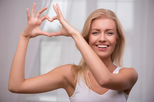 Chica mostrando el corazón con su mano —  Fotos de Stock
