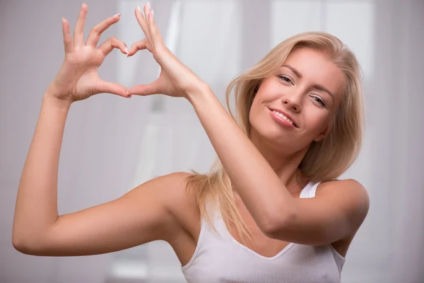 Menina mostrando coração — Fotografia de Stock