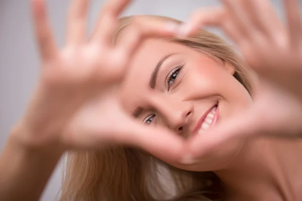 Menina mostrando coração com a mão — Fotografia de Stock