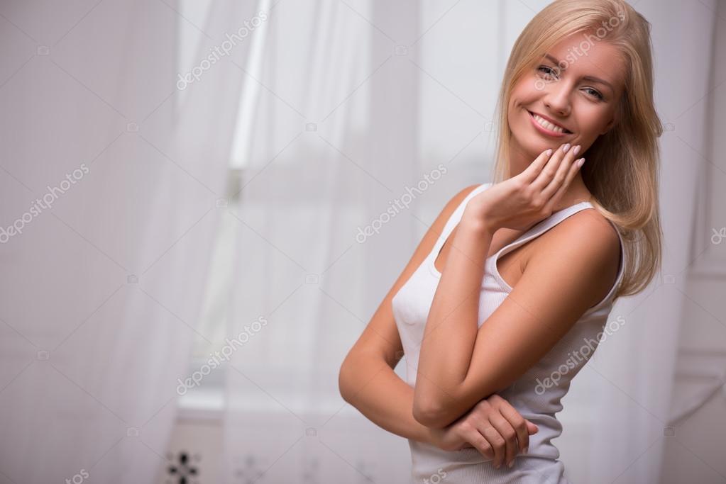 Blondes mädchen mit grünen augen