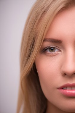 Yeşil gözlü sarışın kız