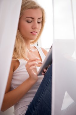 tablet bilgisayar ile kız