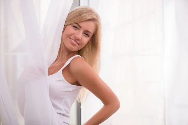 Ragazza guardando fuori tenda — Foto Stock