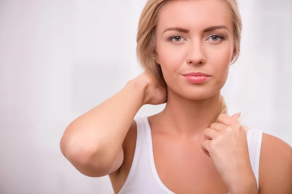 Blondes Mädchen mit grünen Augen — Stockfoto