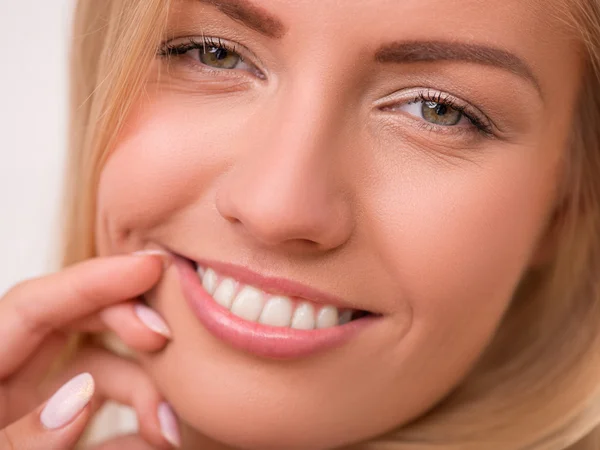 Blond meisje met groene ogen — Stockfoto