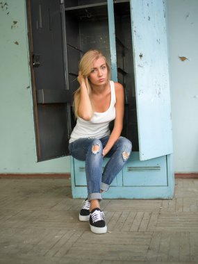 Güzel sarışın kız farklı duygular ifade eder.