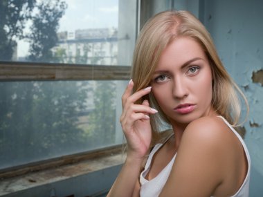 Güzel sarışın kız farklı duygular ifade eder.