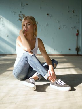 Güzel sarışın kız farklı duygular ifade eder.