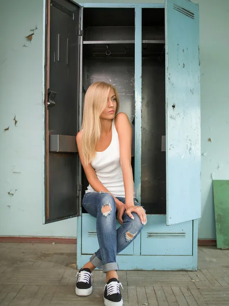 Vacker blond flicka uttrycker olika känslor — Stockfoto