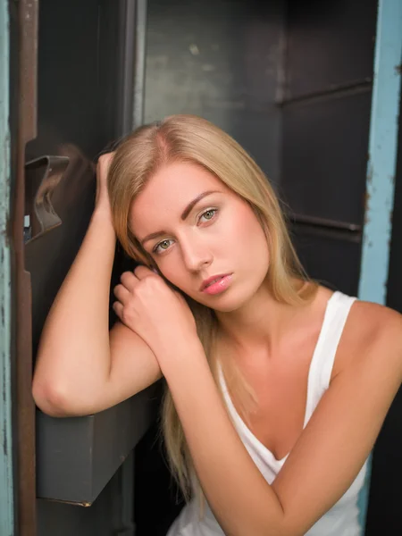 Hermosa chica rubia expresa diferentes emociones — Foto de Stock