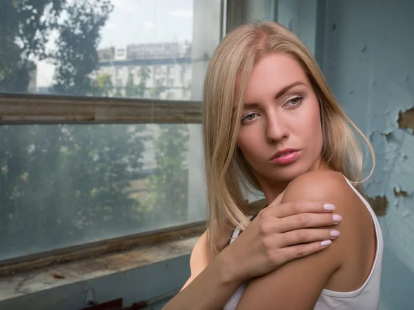 Schönes blondes Mädchen drückt unterschiedliche Gefühle aus — Stockfoto