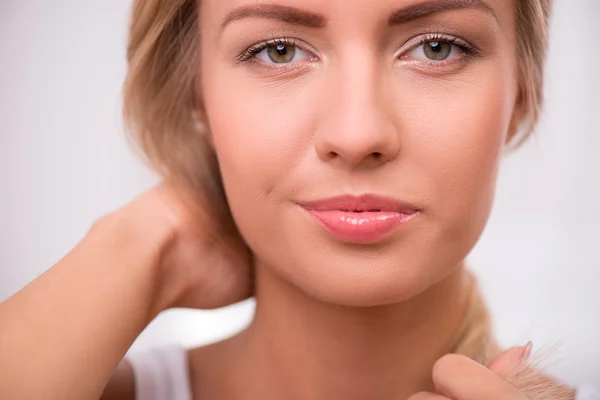 Menina loira bonita expressa emoções diferentes — Fotografia de Stock