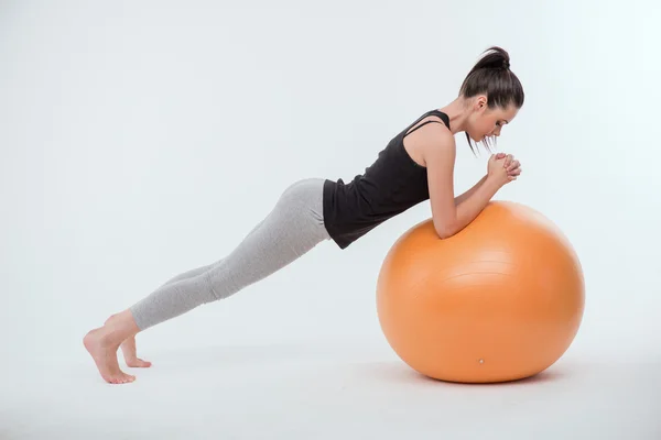 Healthy young sportswoman does the exercises — Stock Photo, Image