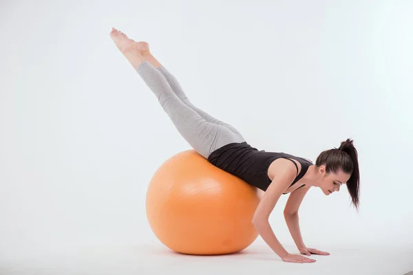 Healthy young sportswoman does the exercises — Stock Photo, Image