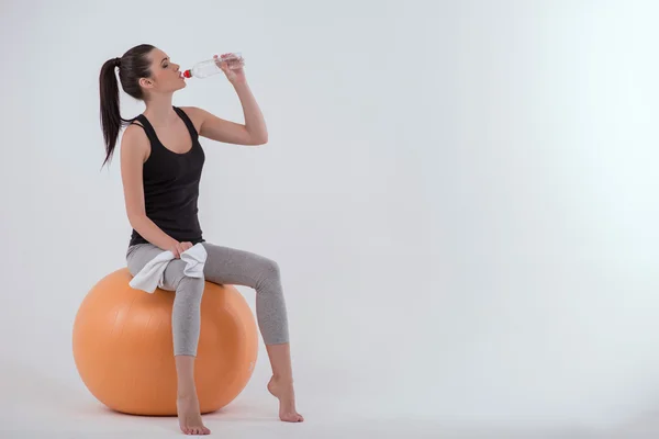 Healthy young sportswoman does the exercises — Stock Photo, Image