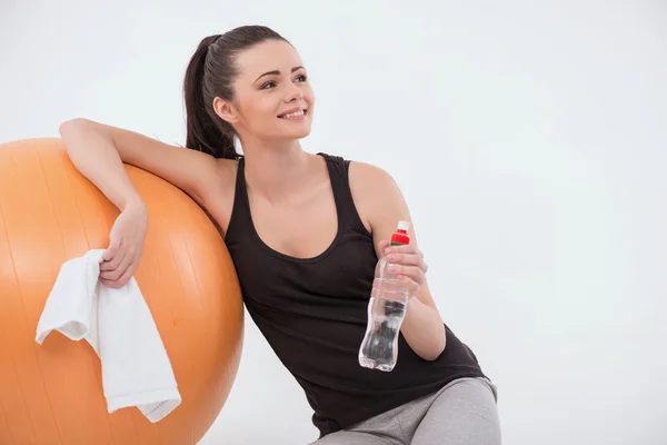 Healthy young sportswoman does the exercises — Stock Photo, Image