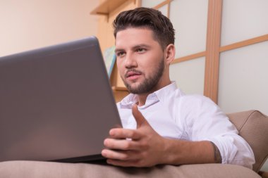 Dizüstü bilgisayar ile yakışıklı adam