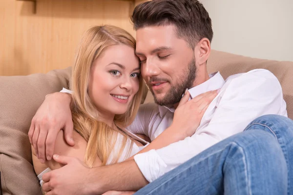 Feliz pareja enamorada — Foto de Stock