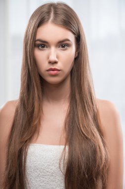 Güzel kız farklı duygular ifade eder.