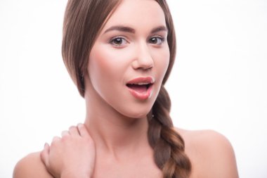 Güzel kız farklı duygular ifade eder.