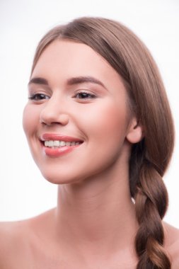 Güzel kız farklı duygular ifade eder.