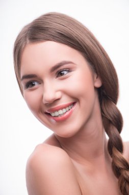 Güzel kız farklı duygular ifade eder.