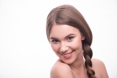 Güzel kız farklı duygular ifade eder.