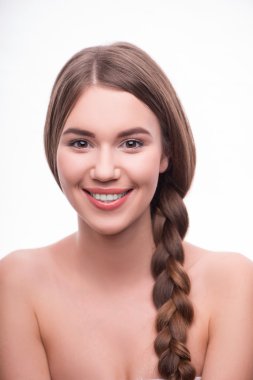 Güzel kız farklı duygular ifade eder.