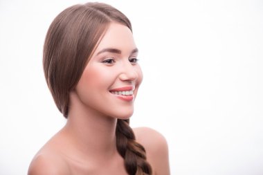 Güzel kız farklı duygular ifade eder.