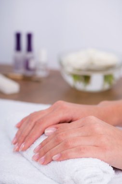 İstemci ve manikür salonda manikürcü