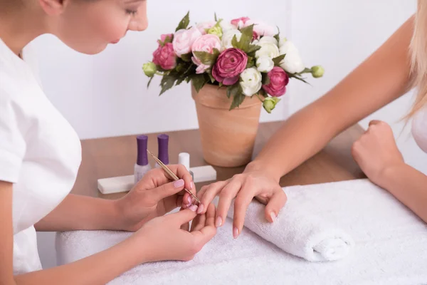 Cliente y manicura en salón de manicura — Foto de Stock