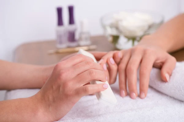 Cliente e manicure nel salone di manicure — Foto Stock