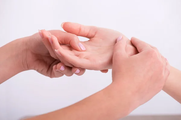 Cliente y manicura en salón de manicura — Foto de Stock