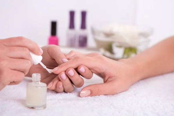 Cliente e manicure nel salone di manicure — Foto Stock