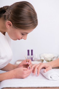 İstemci ve manikür salonda manikürcü