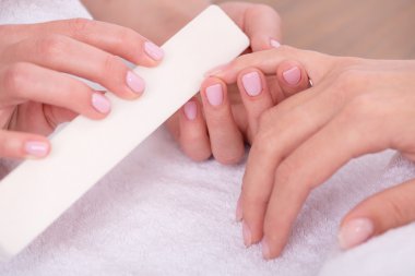 İstemci ve manikür salonda manikürcü