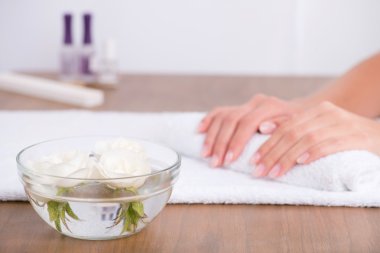 İstemci ve manikür salonda manikürcü