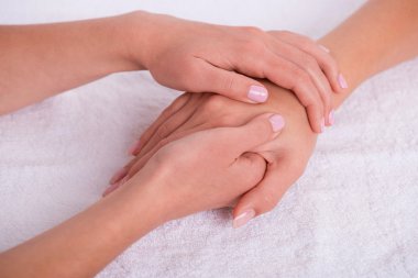 İstemci ve manikür salonda manikürcü