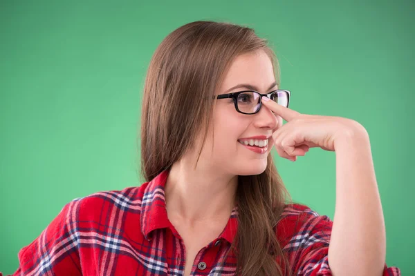 Девушка трогает очки — стоковое фото