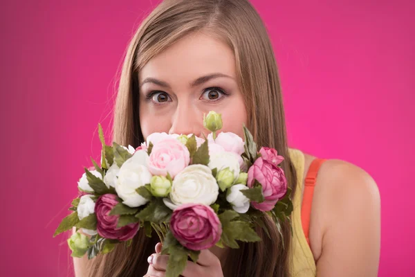 Girl holding  bunches  of roses — Stock Photo, Image