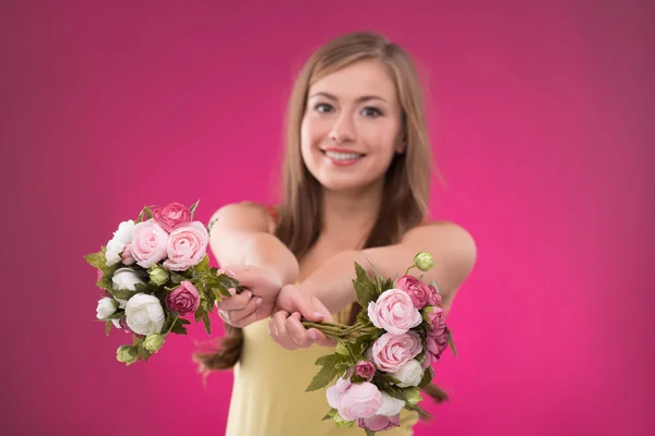 Menina segurando cachos de rosas — Fotografia de Stock