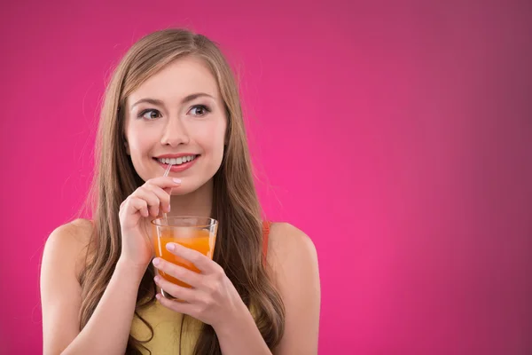 Ragazza che beve succo — Foto Stock