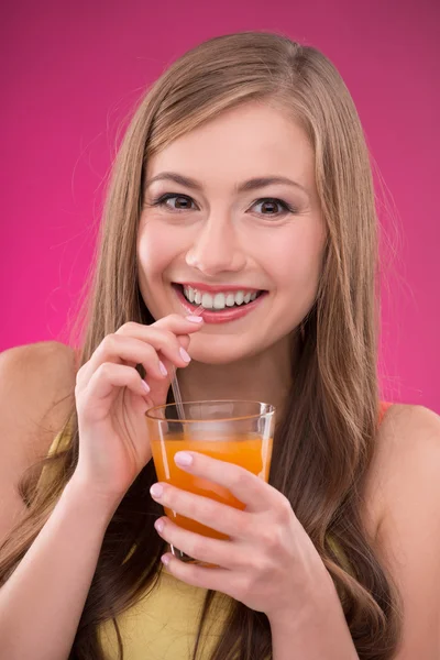 Menina que bebe suco — Fotografia de Stock