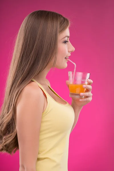 Ragazza che beve succo — Foto Stock