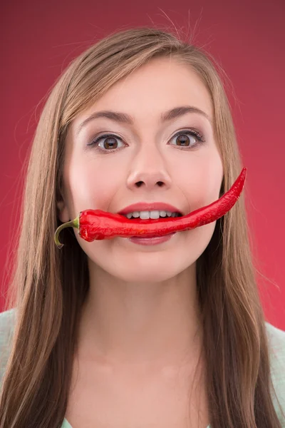 Chica con pimiento rojo en la boca — Foto de Stock